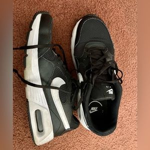 Nike air women’s 8.5 worn a few times. Bundle 2 or more for 30% off.